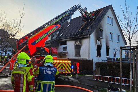 Der Feuerwehreinsatz in dem Mehrfamilienhaus dauerte bis zum Nachmittag. Foto: Andreas Rosar/dpa