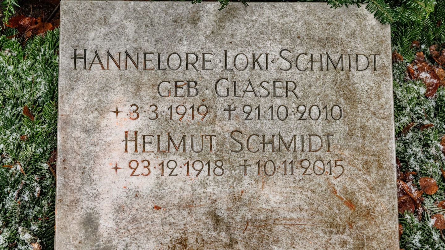 Am Grab von Helmut Schmidt und seiner Frau Loki ist die Grabplatte beschmiert worden (Archivbild)