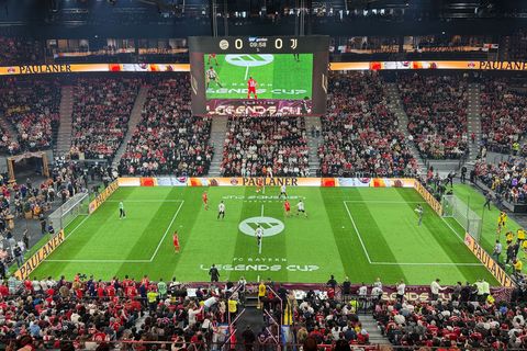 Budenzauber mit Fußball-Legenden wie Arjen Robben und Franck Ribéry (rote Trikots) in München. Foto: Klaus Bergmann/dpa