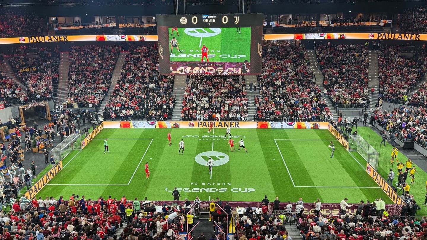 Budenzauber mit Fußball-Legenden wie Arjen Robben und Franck Ribéry (rote Trikots) in München. Foto: Klaus Bergmann/dpa