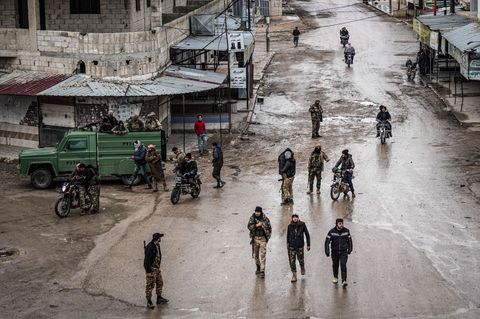 Soldaten der syrischen Armee am Samstag in der Stadt Deir Hafir. Die Armee hat dort nach eigenen Angaben die Kontrolle von kurdi