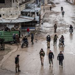 Soldaten der syrischen Armee am Samstag in der Stadt Deir Hafir. Die Armee hat dort nach eigenen Angaben die Kontrolle von kurdi