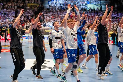 Die Färinger feiern den historischen Handball-Abend mit ihren Fans. Foto: Cornelius Poppe/NTB/dpa
