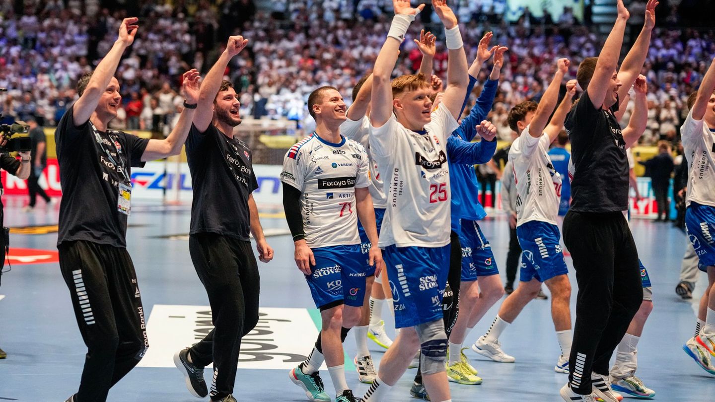 Die Färinger feiern den historischen Handball-Abend mit ihren Fans. Foto: Cornelius Poppe/NTB/dpa