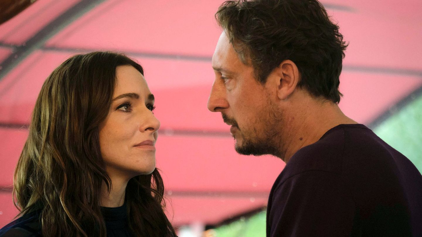 Stuttgarter "Tatort: Ex-It" über die Psychologie des verblassten Ruhms: Das ehemalige It-Girl Pony (Kim Riedle) und Stephan Hübner (Hans Löw) haben ihre Tochter verloren, der Sohn wird vermisst. Wegen ihrer inneren Distanz können die beiden nicht gemeinsam trauern.