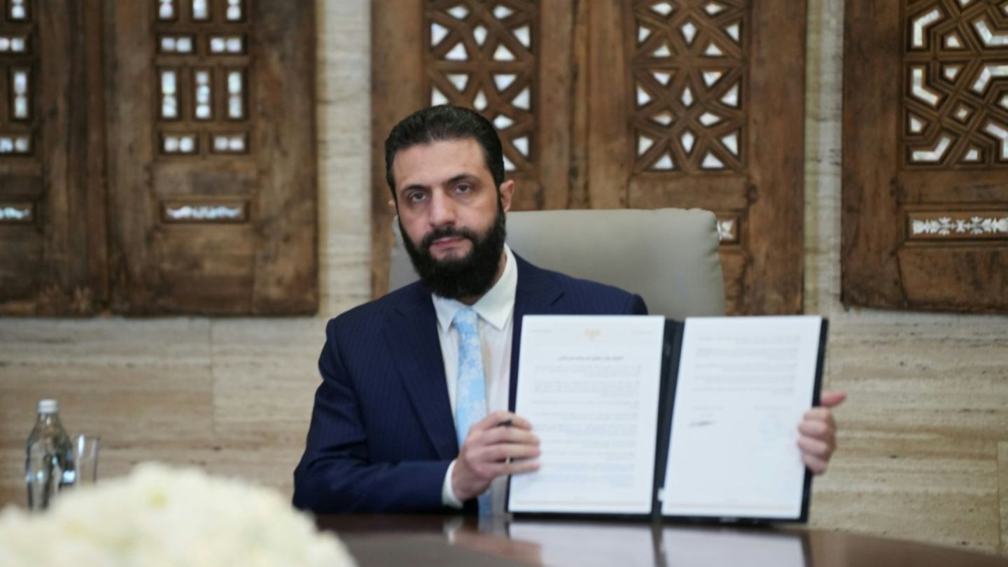 Al-Sharaa mit dem unterzeichneten Dokument