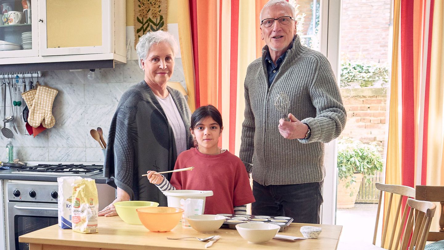 Oma, Opa und Enkelin? Könnte man fast meinen. Anna (Katerina Jacob) und "Herr Kurtz" (Ernst Stötzner) kümmern sich um die kleine Pia (Soraya Maria Efe).