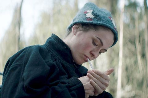 Zigarettenpause für Anja Grimm (Henriette Confurius): Die junge Forstpraktikantin mit dem märchenhaften Namen untersucht den Waldboden einer engen Dorfgemeinschaft. Der Film "Schweigend steht der Wald" lief erfolgreich auf Festivals.