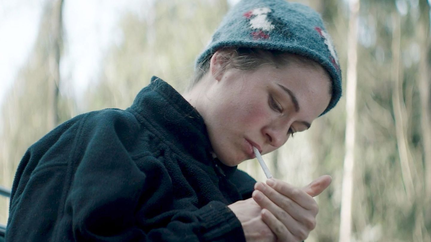 Zigarettenpause für Anja Grimm (Henriette Confurius): Die junge Forstpraktikantin mit dem märchenhaften Namen untersucht den Waldboden einer engen Dorfgemeinschaft. Der Film "Schweigend steht der Wald" lief erfolgreich auf Festivals.