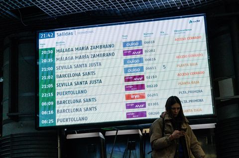 Anzeigentafel im Bahnhof Madrid-Puerta de Atocha-Almudena Grandes: Viele Tote bei Zugunglück in Spanein