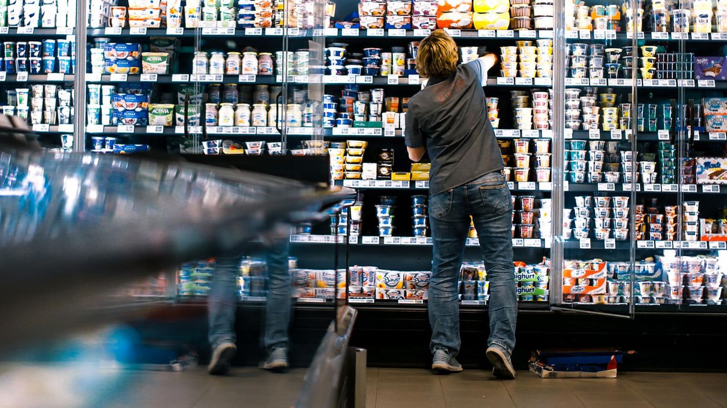 Eine Mitarbeiterin befüllt in einem Supermarkt Kühlregale: Im Einzelhandel gibt es besonders viele Minijobs