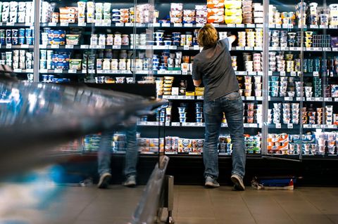 Eine Mitarbeiterin befüllt in einem Supermarkt Kühlregale: Im Einzelhandel gibt es besonders viele Minijobs