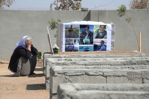 Jesidische Frau trauert im Nordirak um IS-Opfer