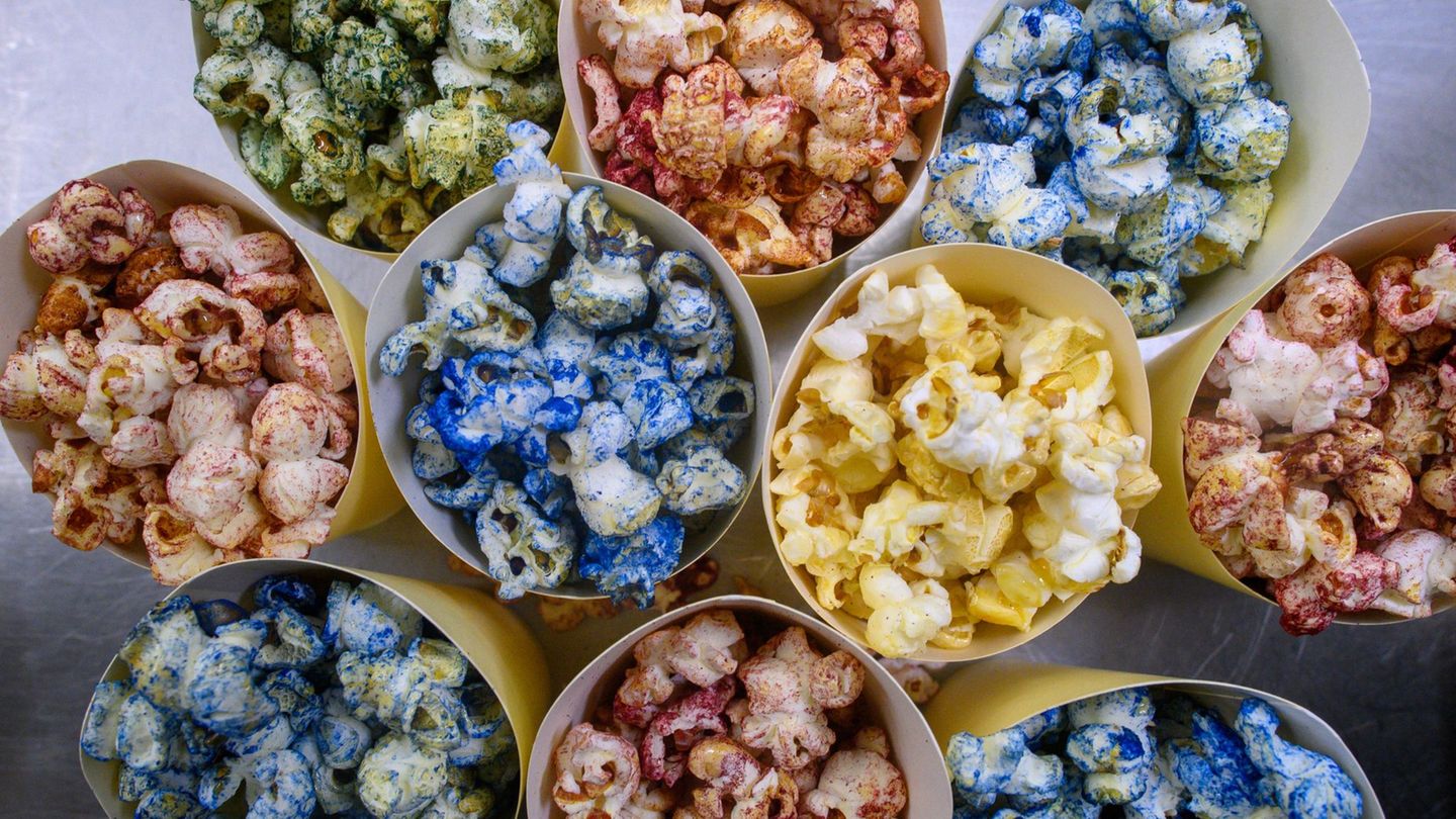 Die Hochschule Anhalt färbt Popcorn mit Mikroalgen grün, blau, gelb und rot. (Archivbild) Foto: Klaus-Dietmar Gabbert/dpa