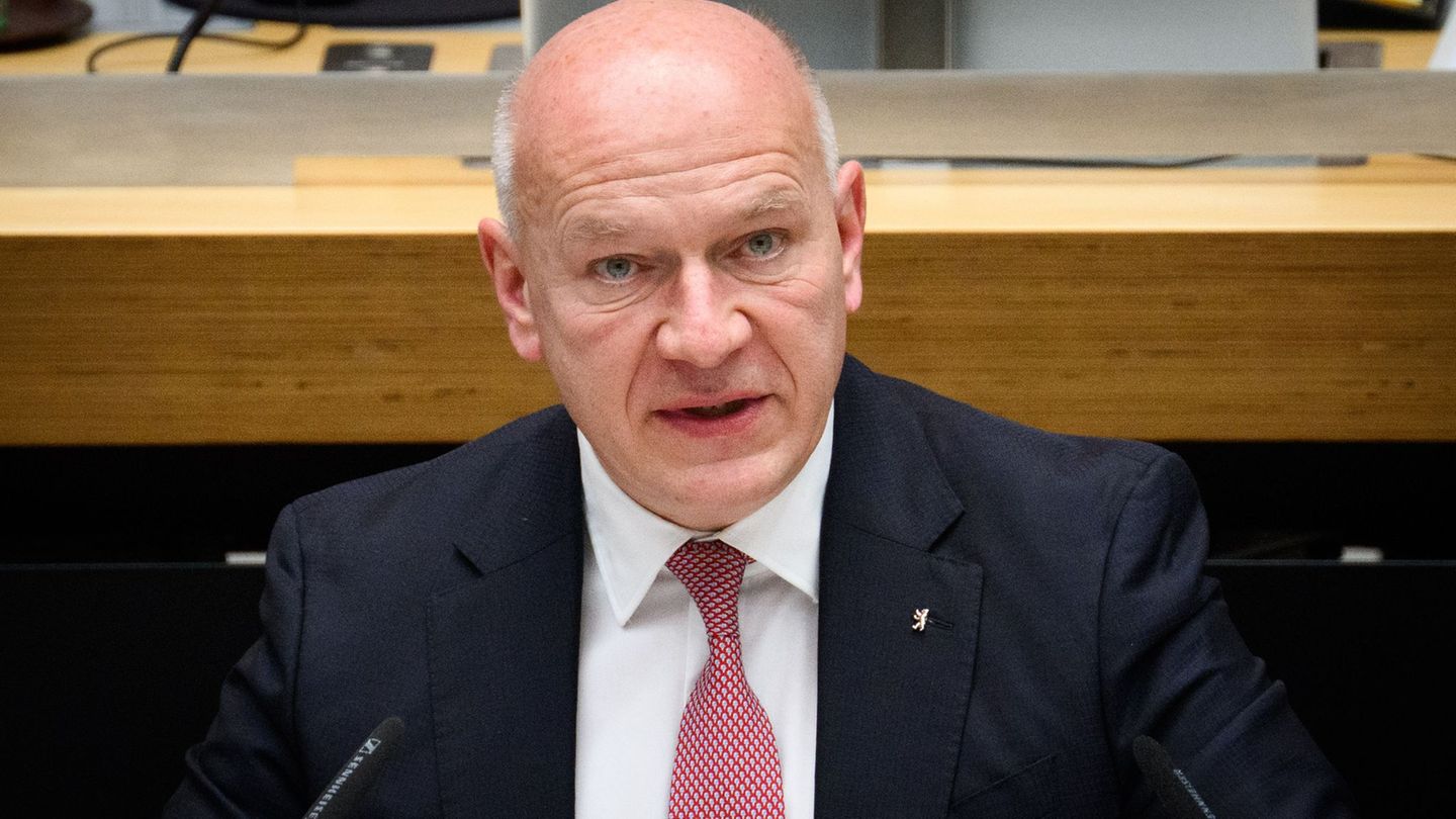 Berlins Regierungschef Kai Wegner (CDU) stellt sich der Diskussion mit Bürgerinnen und Bürgern im Bezirk Steglitz-Zehlendorf. (A