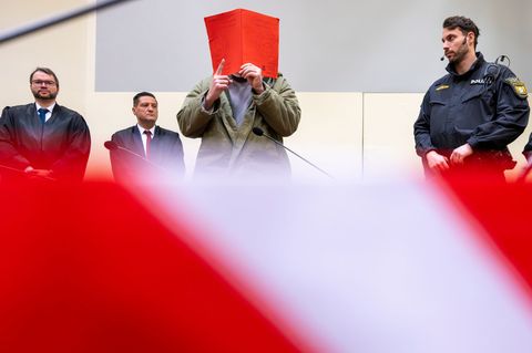 Zum Prozessbeginn äußerte der Angeklagte sich nur mit einer Geste. Foto: Peter Kneffel/dpa