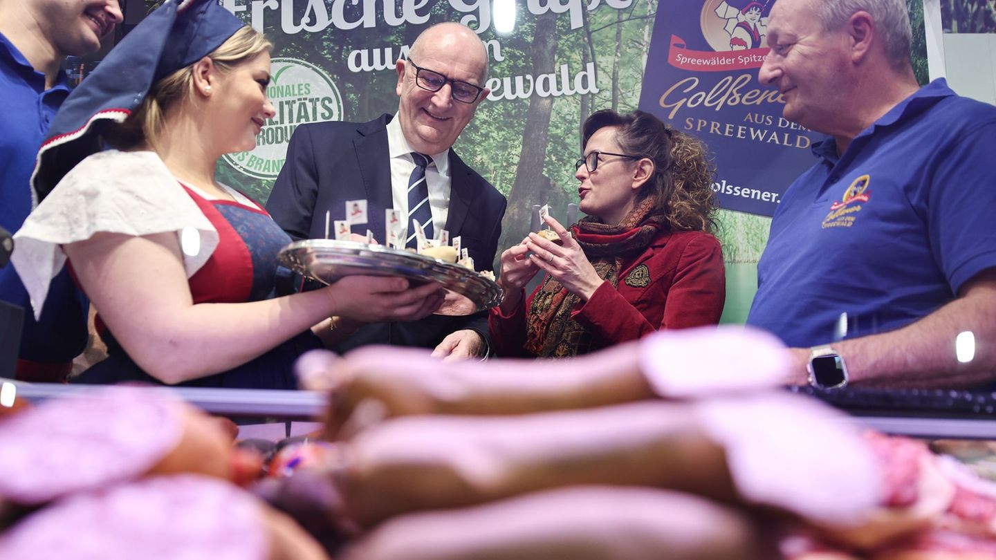 Das gehört für den brandenburgischen Ministerpräsidenten dazu: 2025 bekam Woidke in der Brandenburg-Halle der Grünen Woche manch