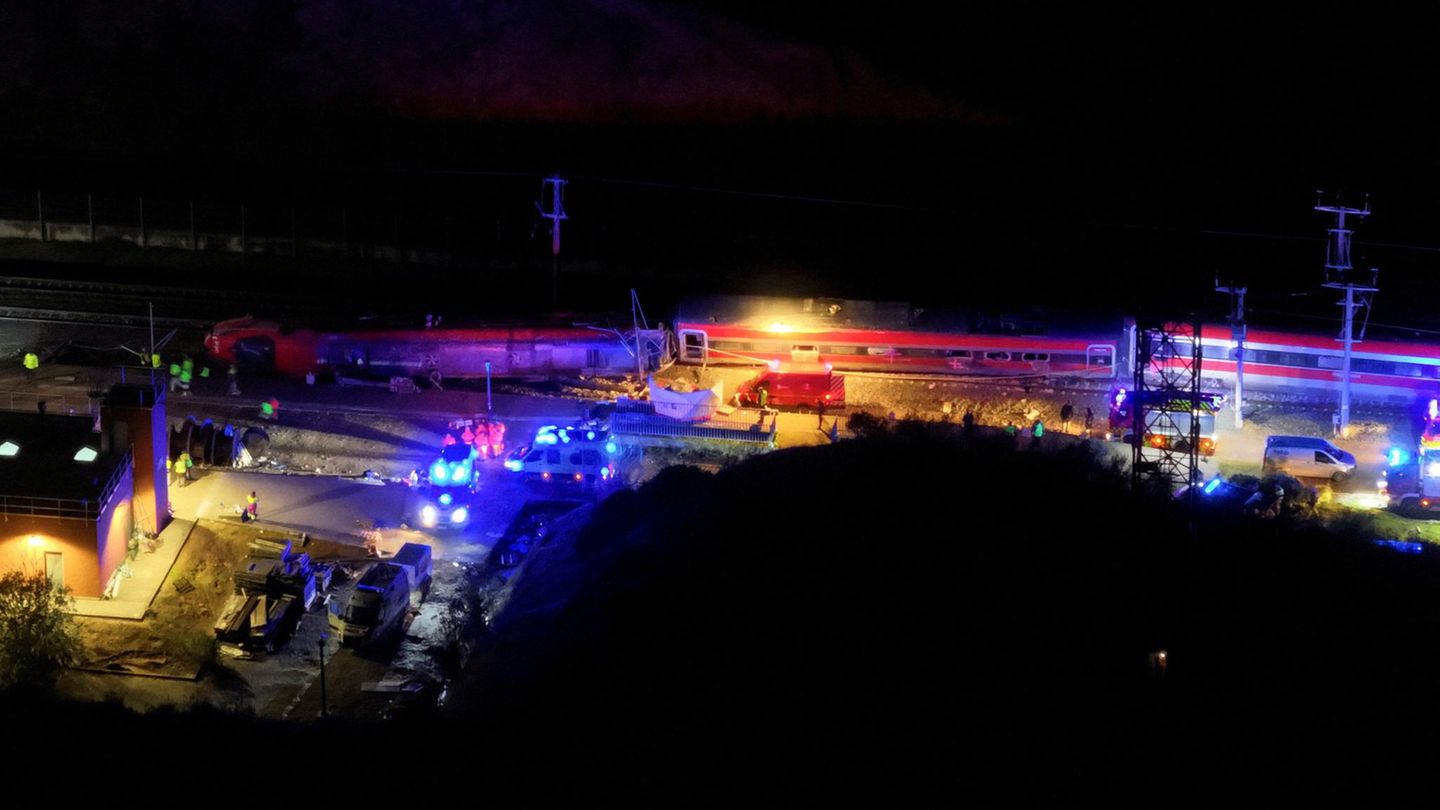 Eine Drohnenaufnahme aus der Nacht zeigt den Unglücksort von oben