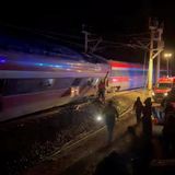 Die Bilder zeigen den entgleisten Zug. Teilweise kippten Waggons bei dem Unglück um