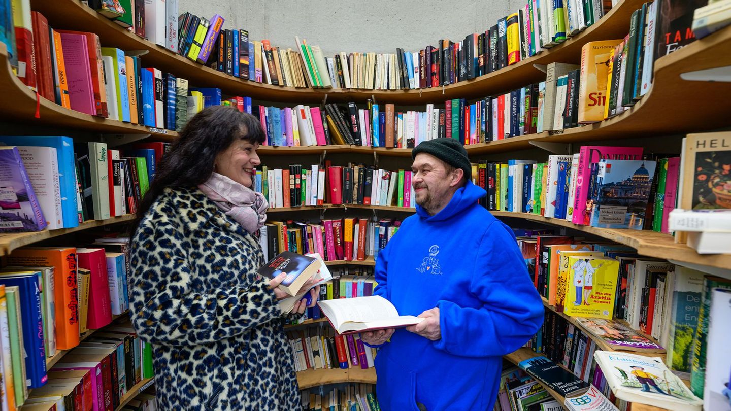 Ehrenamtliche kümmern sich um Ordnung im Bücherturm. Foto: Patrick Pleul/dpa