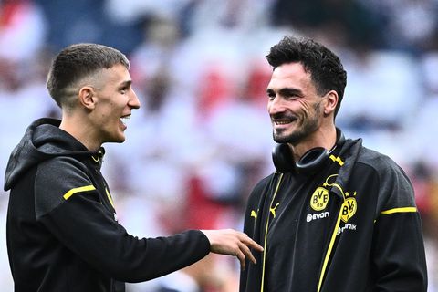 Nico Schlotterbeck (l) und Mats Hummels waren Abwehrkollegen bei Borussia Dortmund. (Archivbild) Foto: Tom Weller/dpa
