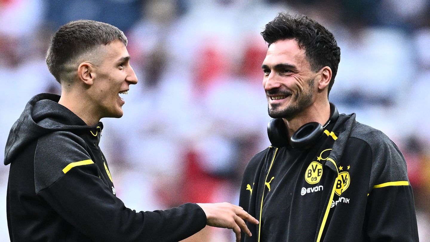 Nico Schlotterbeck (l) und Mats Hummels waren Abwehrkollegen bei Borussia Dortmund. (Archivbild) Foto: Tom Weller/dpa
