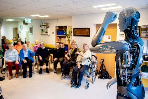 Der Roboter kommt etwa bei Gymnastikübungen in Pflegeeinrichtungen zum Einsatz. Foto: Hauke-Christian Dittrich/dpa