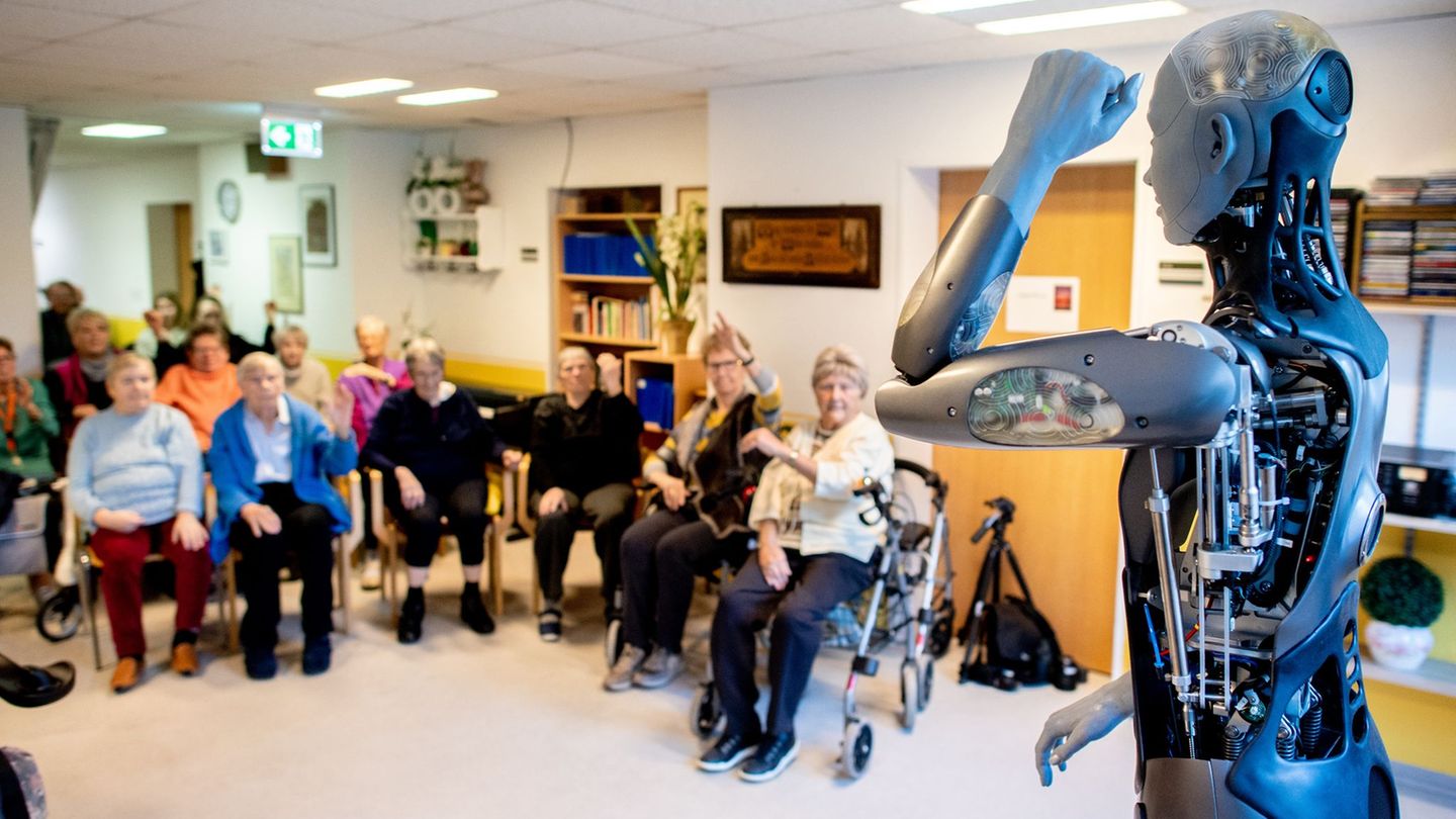 Der Roboter kommt etwa bei Gymnastikübungen in Pflegeeinrichtungen zum Einsatz. Foto: Hauke-Christian Dittrich/dpa