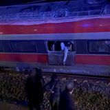 Zu sehen ist, wie eine Person aus dem Fenster des Zuges klettert