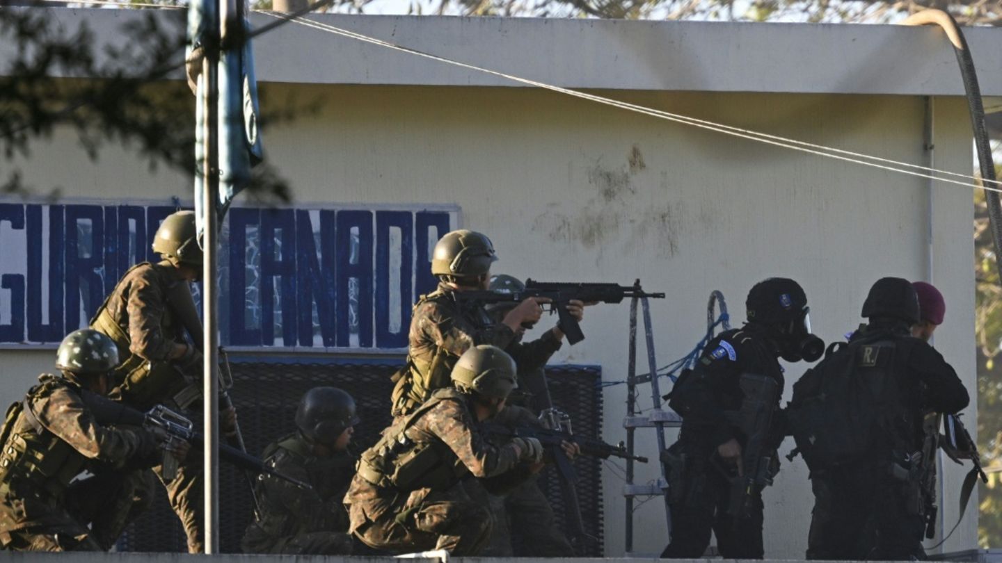 Guatemaltekische Soldaten im Gefängnis Renovación I