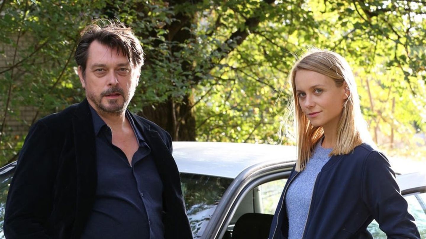 "Landkrimi: Steirerrausch": LKA-Kommissar Sascha Bergmann (Hary Prinz) mit seiner Kollegin Anni Sulmtaler (Anna Unterberger).