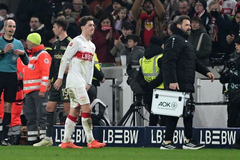 Ging angeschlagen vom Feld: Angelo Stiller. Foto: Marijan Murat/dpa