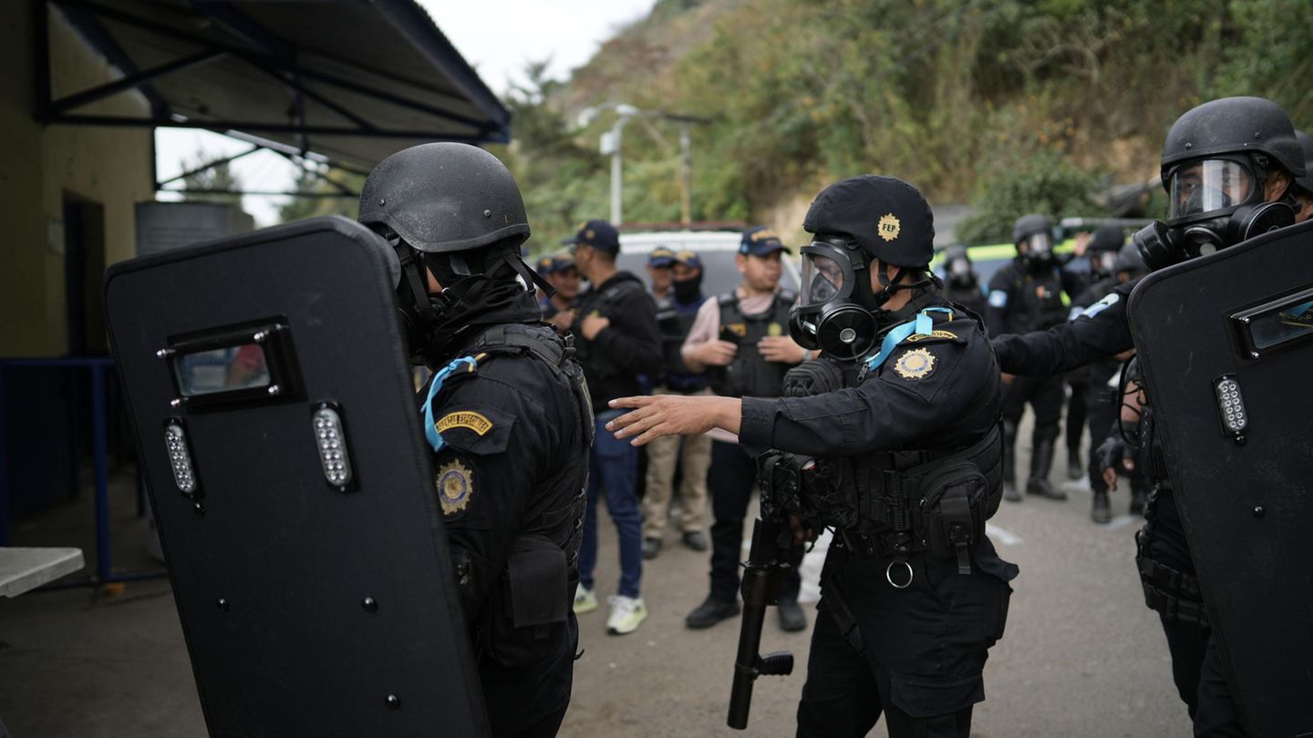 Sicherheitskräfte dringen in Guatemala-Stadt in ein, um die als Geiseln genommenen Wärter zu befreien