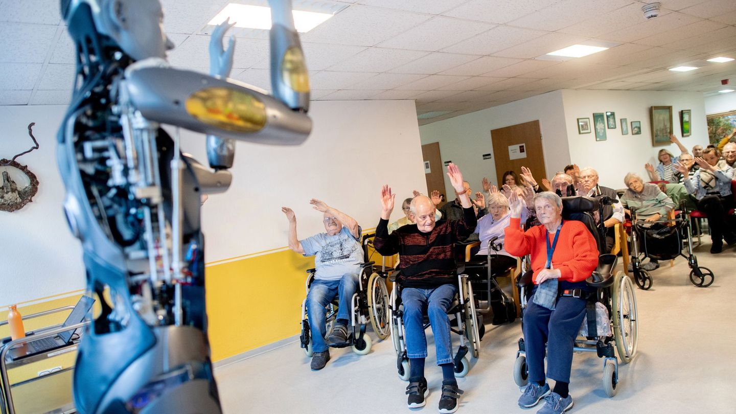 Der Roboter kommt etwa bei Gymnastikübungen in Pflegeeinrichtungen zum Einsatz. Foto: Hauke-Christian Dittrich/dpa