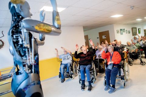 Der Roboter kommt etwa bei Gymnastikübungen in Pflegeeinrichtungen zum Einsatz. Foto: Hauke-Christian Dittrich/dpa
