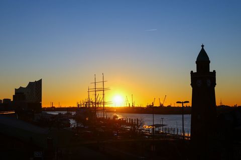 Die Woche startet freundlich und sonnig bei kühlen Temperaturen. (Symbolbild) Foto: Christian Charisius/dpa
