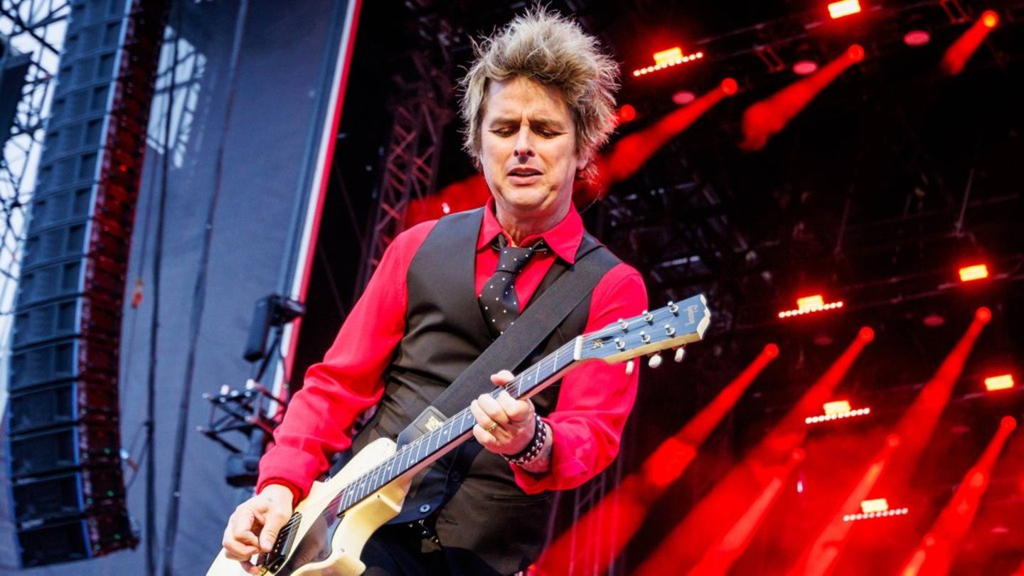 Billie Joe Armstrong und seine Band Green Day eröffnen den Super Bowl.