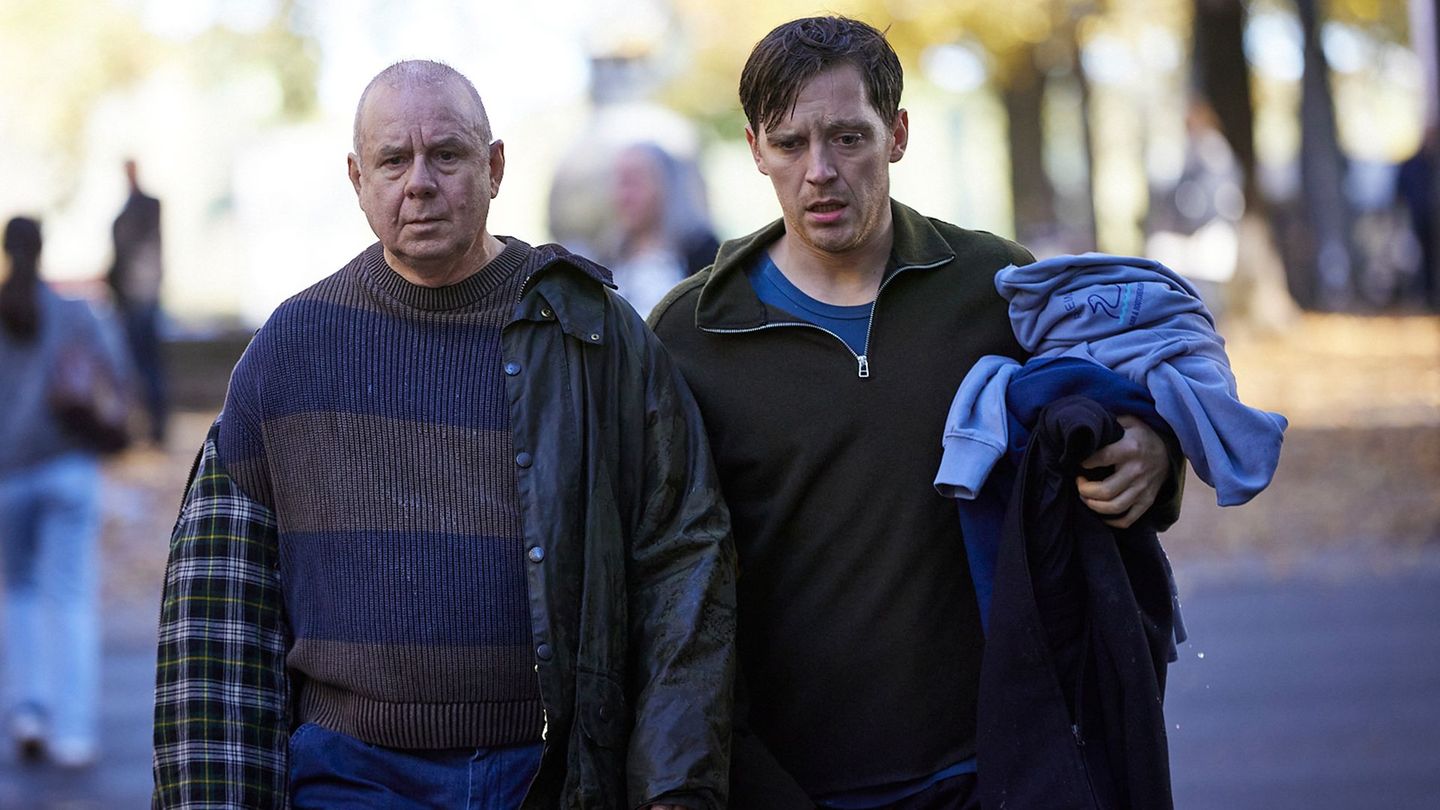 Das ungleiche Duo Alfred (Joachim Król) und Denis (Jonas Nay) findet in "Die Frau in Blau" über einen tragischen Unfall zusammen.