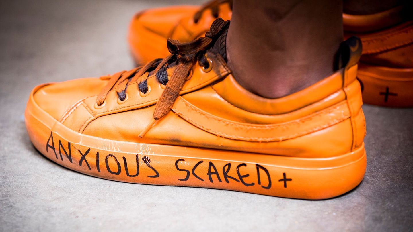 Jemandem etwas in die Schuhe schieben