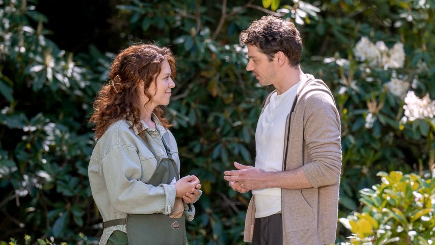 "Sturm der Liebe": Fanny (l.) schmiedet mit Kilian (r.) einen Plan, um Larissa auf den Zahn zu fühlen.