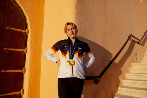 Angelina Köhler posiert mit der Goldmedaille nach der Schwimm-WM in Doha