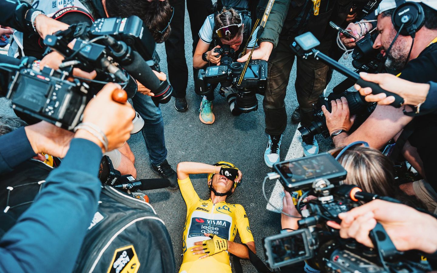 Pauline Ferrand-Prévot bricht nach ihrem Sieg bei der Tour de France Femmes 2025 zusammen, umringt von der Presse und einer Menge Kameras und Mikrofonen. Die 33-jährige Französin zählt zu den erfolgreichsten Profi-Radfahrerinnen der Geschichte. Der Gewinn der Tour de France, bei dem die Weltmeisterin und Olympiasiegerin nach 1168 Kilometern als Führende in der Gesamtwertung über die Ziellinie fuhr, gilt als der prestigeträchtigste Triumph im Rennradsport 