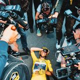 Pauline Ferrand-Prévot bricht nach ihrem Sieg bei der Tour de France Femmes 2025 zusammen, umringt von der Presse und einer Menge Kameras und Mikrofonen. Die 33-jährige Französin zählt zu den erfolgreichsten Profi-Radfahrerinnen der Geschichte. Der Gewinn der Tour de France, bei dem die Weltmeisterin und Olympiasiegerin nach 1168 Kilometern als Führende in der Gesamtwertung über die Ziellinie fuhr, gilt als der prestigeträchtigste Triumph im Rennradsport 