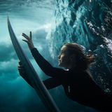 "Auf den Salomonen im Südpazifik hatten wir eine Insel erreicht, auf der wir die ersten Weißen waren, die dort jemals jemand zu Gesicht bekommen hatte", erzählte die Fotografin Beatriz Ryder da Costa dem Preiskomitee. Ein richtiges Abenteuer wurde aus dem Trip aber, weil sie ständig Angst vor Salzwasserkrokodilen überkam, wenn sie im Meer Fotos schoss. Dieses gelang ihr, ohne dass sie absehen konnte, ob Komposition und Belichtung stimmten. "Als ich später begriff, dass es geklappt hatte, explodierte meine Begeisterung geradezu. Die Wellen waren nicht besonders toll, aber das spielte keine Rolle, denn es war dieser raue, chaotische Moment, der alles unvergesslich machte", so Ryder da Costa. Ihr Foto gewann Silber bei den World Sports Photography Awards