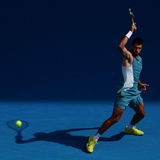 Bei den Australian Open in Melbourne fängt Edgar Su einen sehr speziellen Moment ein: Der Spanier Carlos Alcaraz schlägt während des Viertelfinalspiels gegen den britischen Akteur Jack Draper den Tennisball zurück – und im Bild scheint sein Schatten mitzuwirken, gleichsam so, als agiere er im Doppel. Statt Schattenboxen also: Schattentennis. Das wie inszeniert wirkende Bild gewann Gold