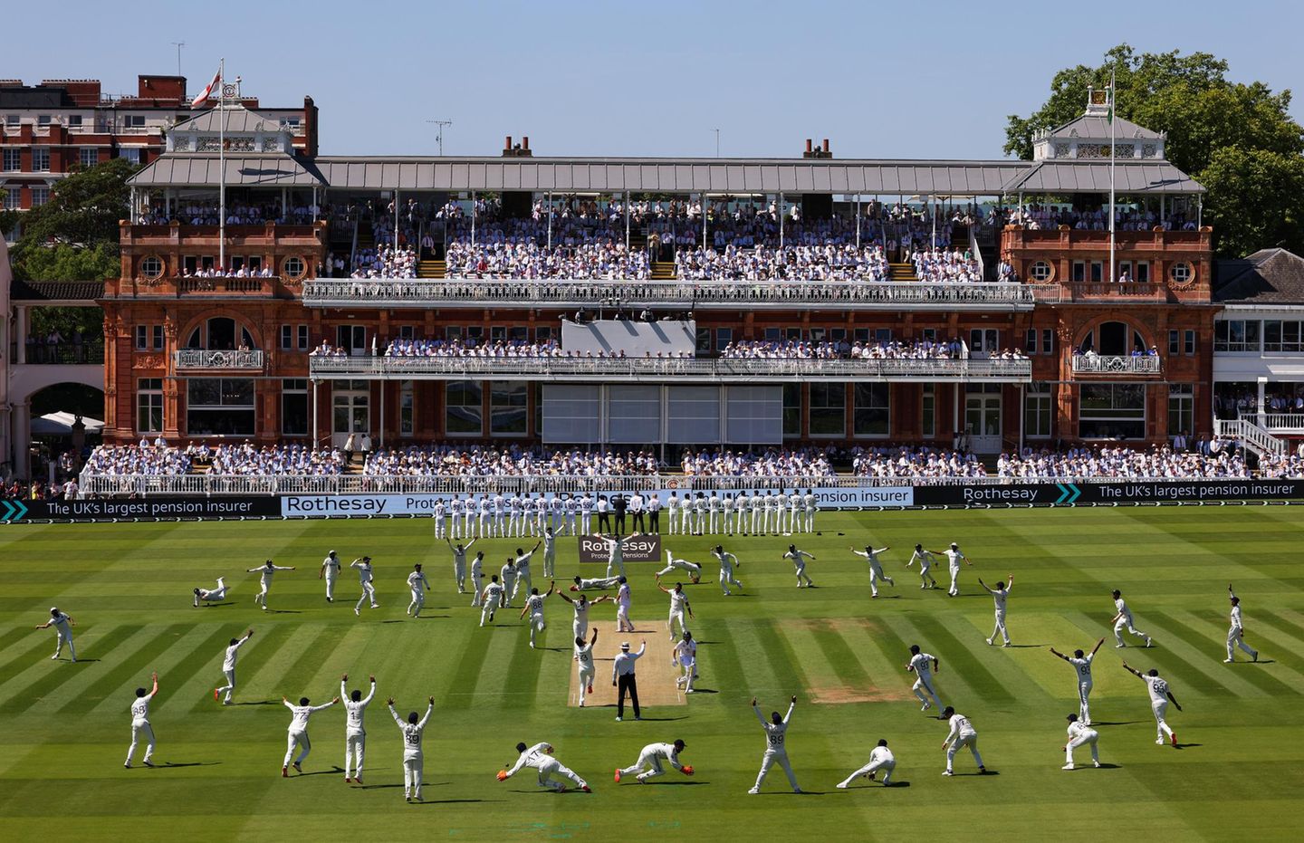 Ein Match wie ein Tanz der vielen: Indien misst sich mit England im Cricket. Das komplexe Spiel mit Ball und Schlägern lockt hauptsächlich in Ländern des ehemaligen britischen Empires das Publikum in die Stadien, beispielsweise in Pakistan, Australien, Südafrika, wie auch in Neuseeland, Sri Lanka, Bangladesch oder in Afghanistan und Irland. In Indien zählt es gar als: Nationalsport. Für das geradezu grafisch wirkende Foto gewann Richard Heathcote Bronze im Wettbewerb