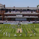 Ein Match wie ein Tanz der vielen: Indien misst sich mit England im Cricket. Das komplexe Spiel mit Ball und Schlägern lockt hauptsächlich in Ländern des ehemaligen britischen Empires das Publikum in die Stadien, beispielsweise in Pakistan, Australien, Südafrika, wie auch in Neuseeland, Sri Lanka, Bangladesch oder in Afghanistan und Irland. In Indien zählt es gar als: Nationalsport. Für das geradezu grafisch wirkende Foto gewann Richard Heathcote Bronze im Wettbewerb