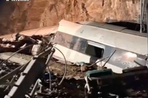 Mehrere Rettungskräfte nach einem Zugunglück in Spanien.