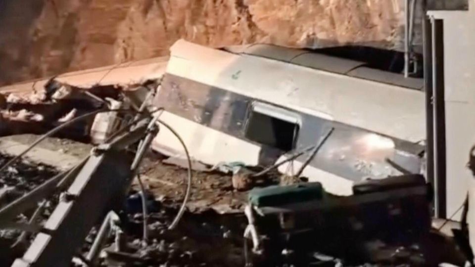 Mehrere Rettungskräfte nach einem Zugunglück in Spanien.