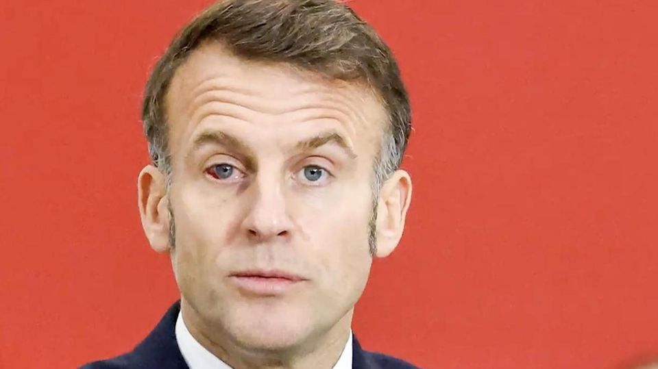 Macron mit blutunterlaufendem Auge